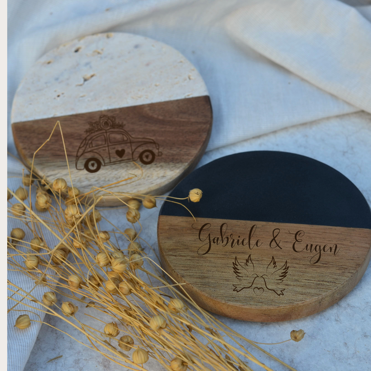 Individuell gravierte Hochzeit Untersetzer | Travertin/dunkle Marmor-Holz-Untersetzer | Handgefertigt | Hochzeit |Geschenk | Gastgeschenk