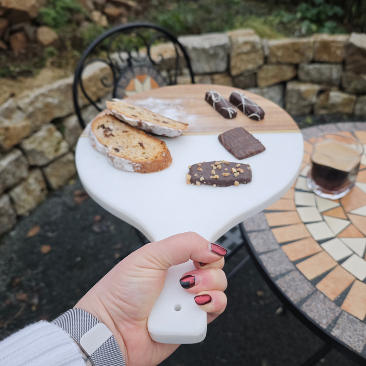 Personalisiertes Servierbrett in Marmor & Holz | Handgefertigt | Geschenk | Einzug | Hochzeit | Eckiges Brettchen | Griff | Griffloch