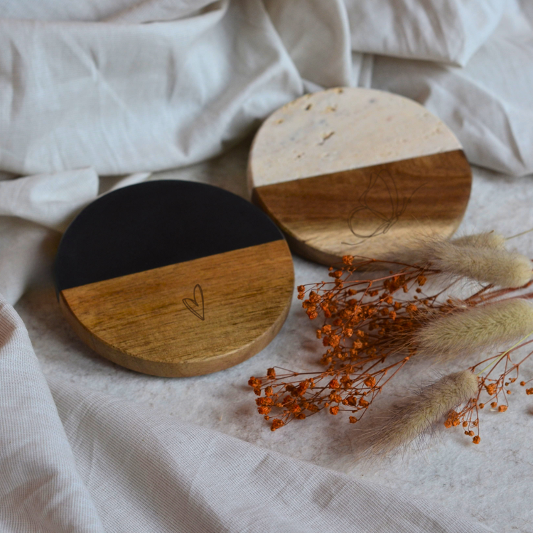 Aestetic gravierte Untersetzer | Travertin/dunkle Marmor-Holz-Untersetzer | Handgefertigt | Geschenk | Liebe | Herzchen