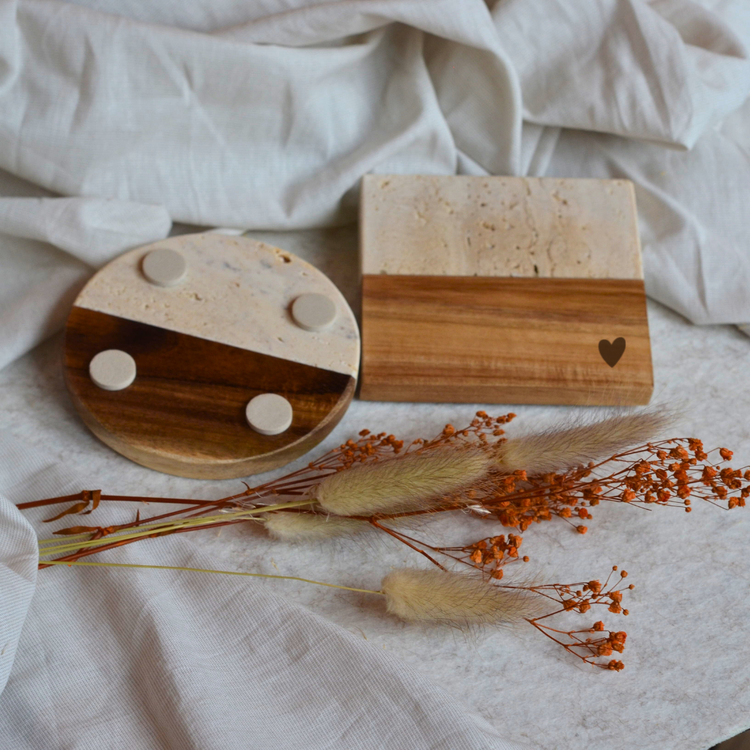 Aestetic gravierte Untersetzer | Travertin/dunkle Marmor-Holz-Untersetzer | Handgefertigt | Geschenk | Liebe | Herzchen