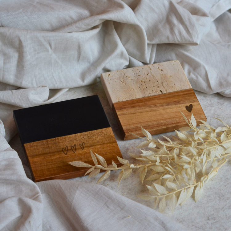 Aestetic gravierte Untersetzer | Travertin/dunkle Marmor-Holz-Untersetzer | Handgefertigt | Geschenk | Liebe | Herzchen