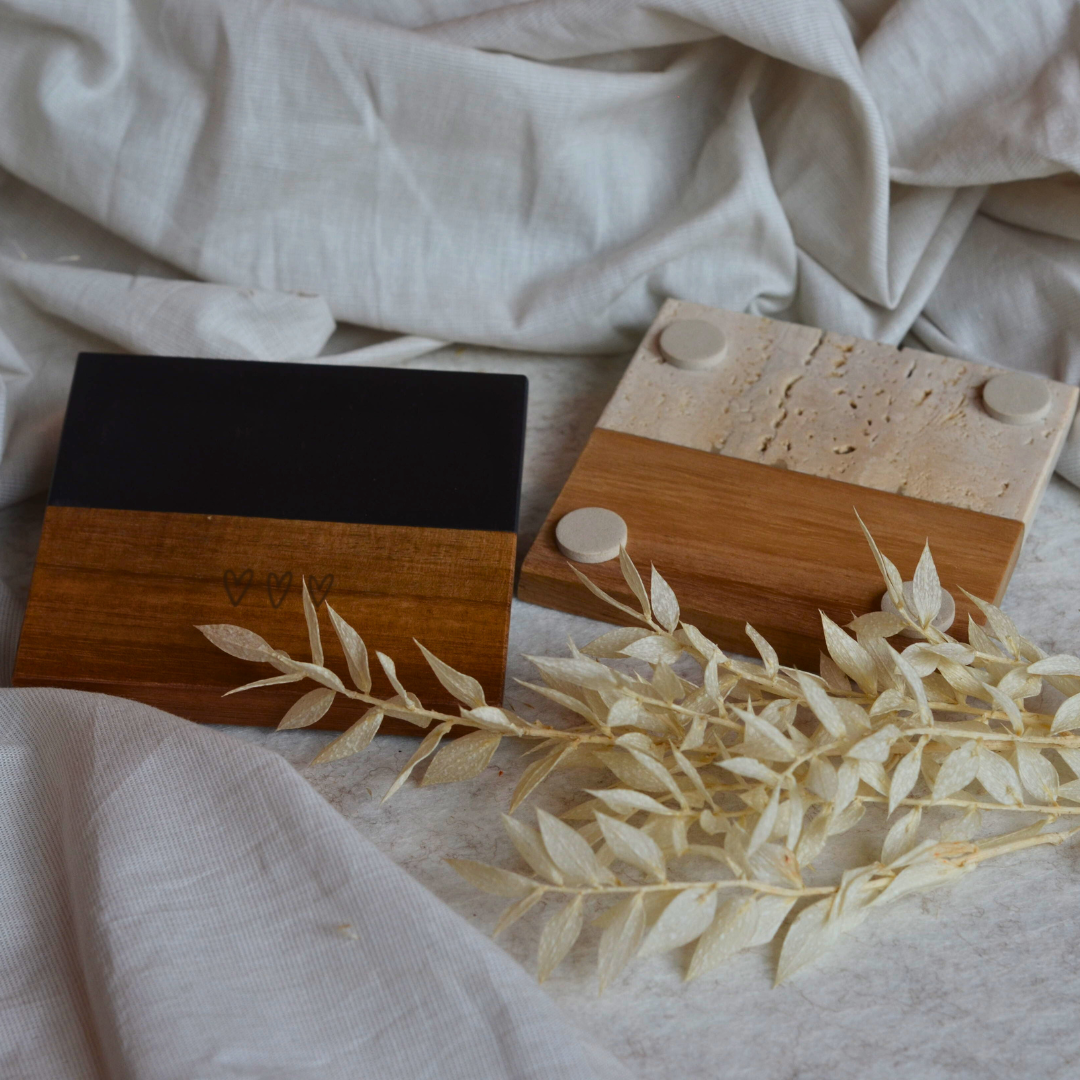 Aestetic gravierte Untersetzer | Travertin/dunkle Marmor-Holz-Untersetzer | Handgefertigt | Geschenk | Liebe | Herzchen