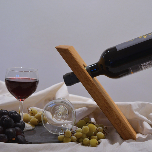 Schwebender Weinflaschenhalter aus Eiche | handgefertigt & personalisierbar | Lasergravur | individuell | Geschenk |  Flaschenhalter | Holz