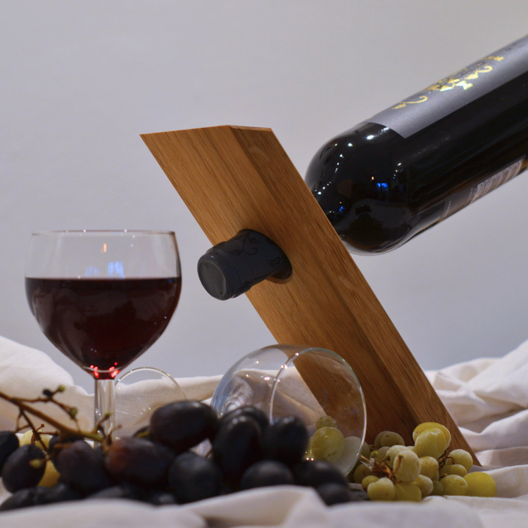 Schwebender Weinflaschenhalter aus Eiche | handgefertigt & personalisierbar | Lasergravur | individuell | Geschenk |  Flaschenhalter | Holz