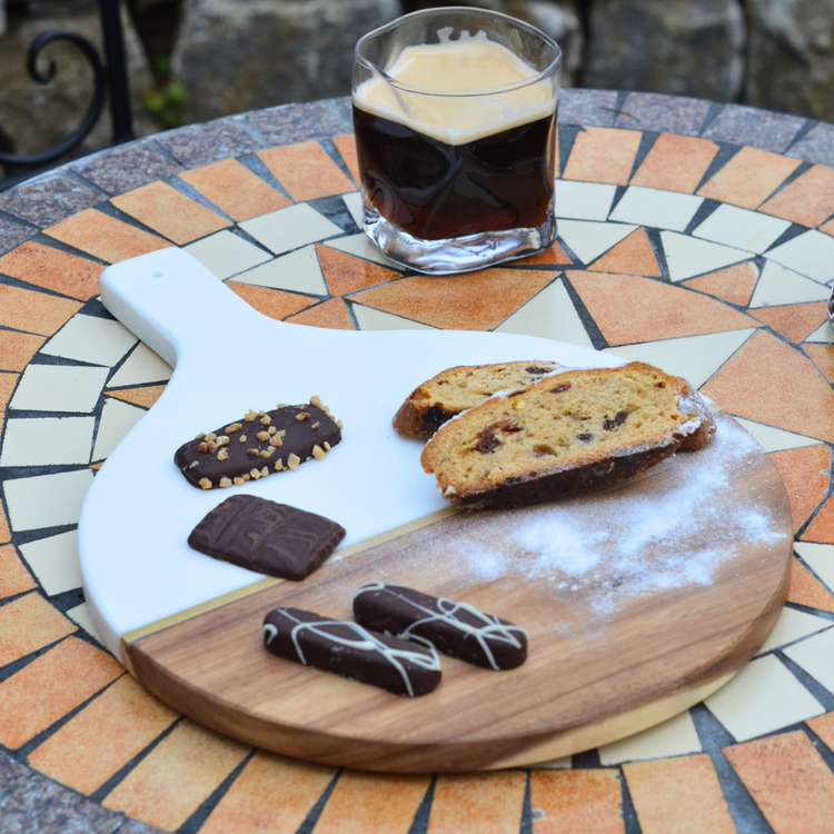 Personalisiertes Servierbrett in Marmor & Holz  | Handgefertigt | Geschenk | Einzug | Hochzeit | Eckiges Brettchen | Griff | Griffloch