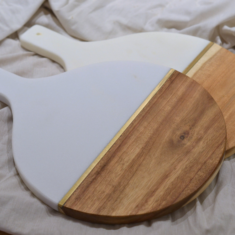 Personalisiertes Servierbrett in Marmor & Holz  | Handgefertigt | Geschenk | Einzug | Hochzeit | Eckiges Brettchen | Griff | Griffloch