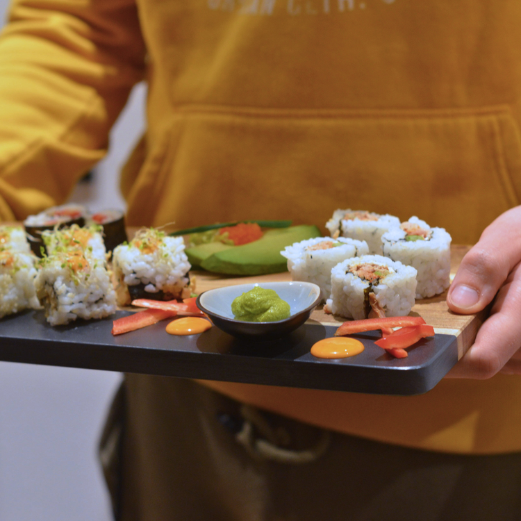 Personalisiertes Servierbrett in Marmor & Holz  | Handgefertigt | Geschenk | Einzug | Hochzeit | Eckiges Brettchen | Griff | Griffloch