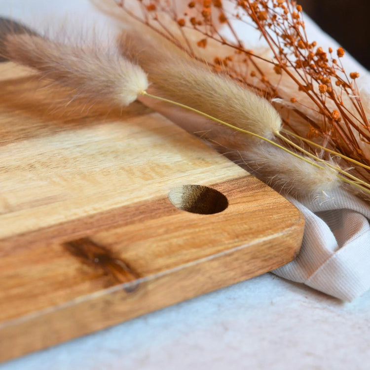 Personalisiertes Servierbrett in Marmor & Holz  | Handgefertigt | Geschenk | Einzug | Hochzeit | Eckiges Brettchen | Griff | Griffloch