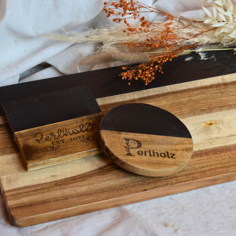 Personalisierbares Set: Brettchen & Untersetzer aus dunklem Marmor und Holz | Gravur | Geschenk | Housewarming | Hochzeit | Handarbeit